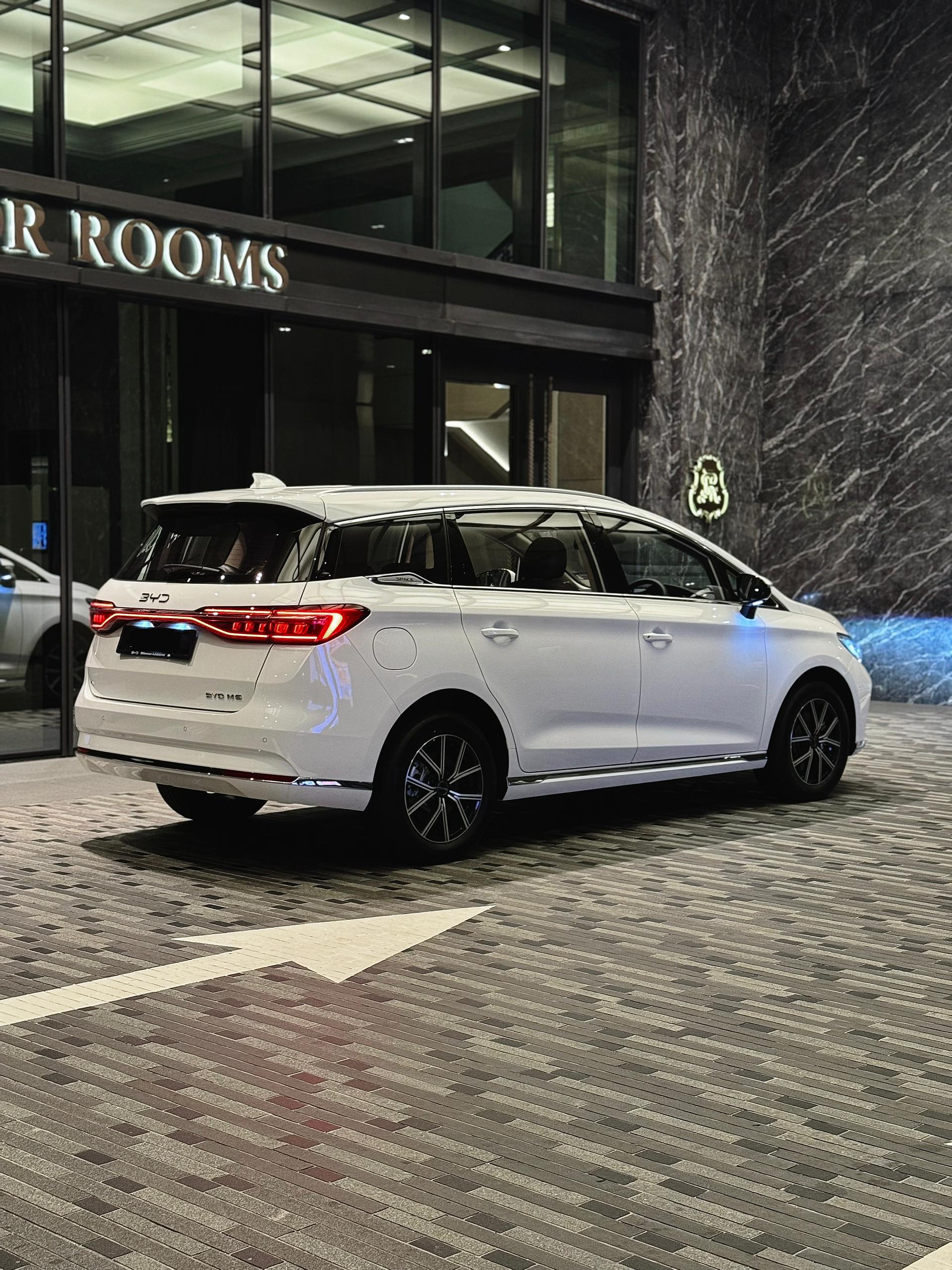 BYD M6 3