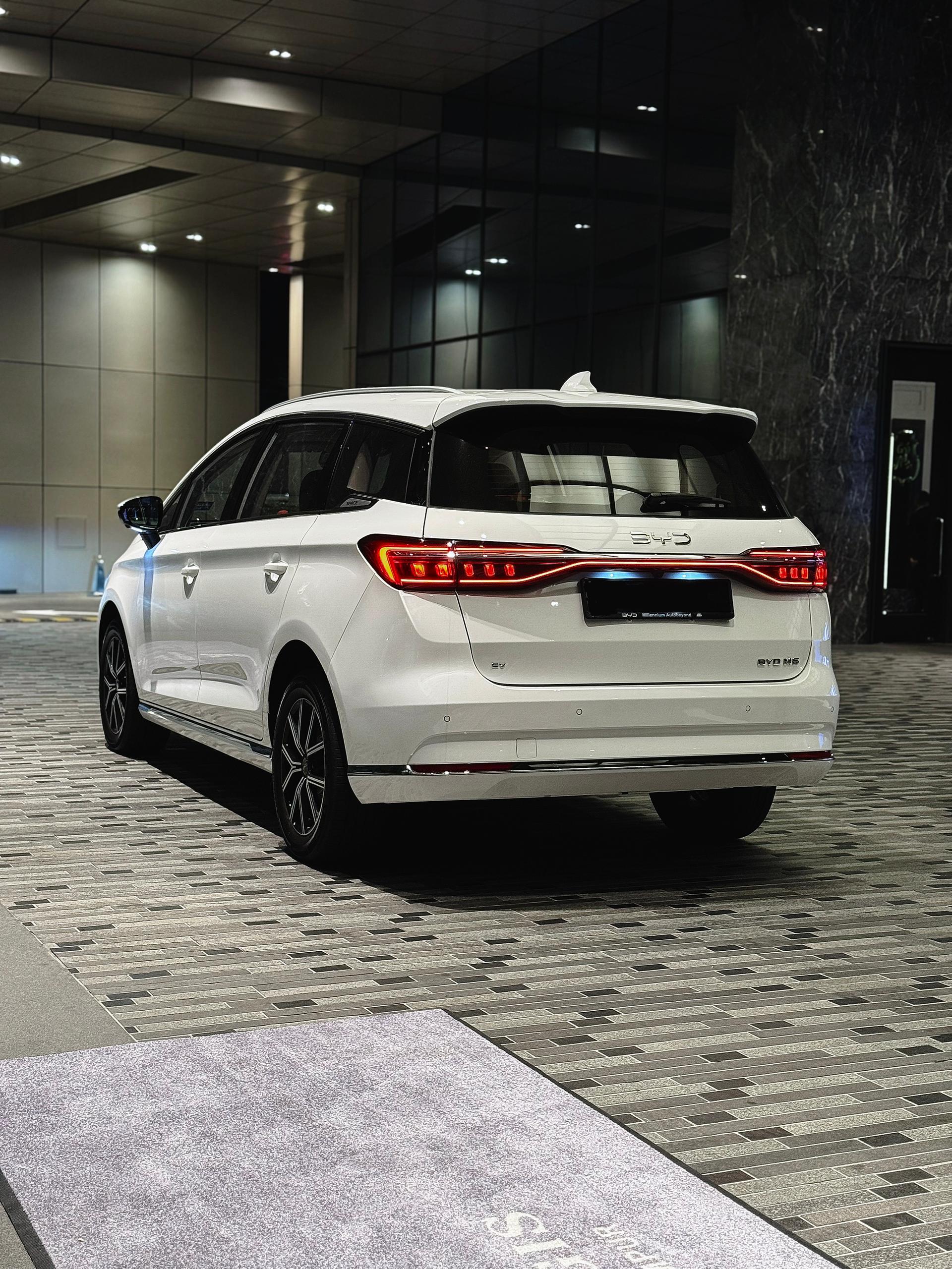 BYD M6 4
