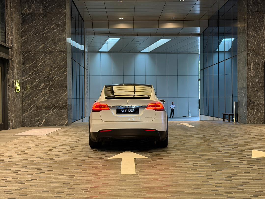 Tesla Model X 4