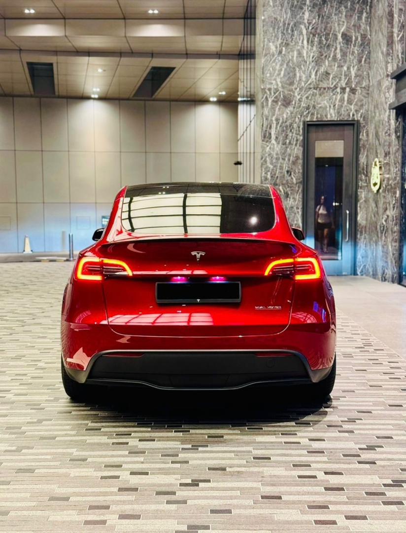 Tesla Model Y 4