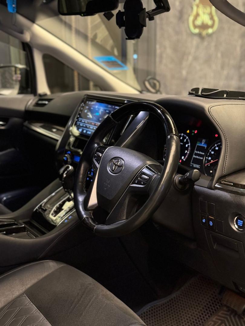 Toyota Alphard 3